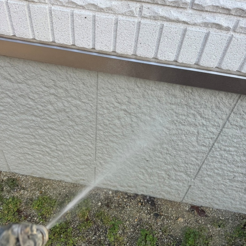 建物の外周に防蟻剤を散布