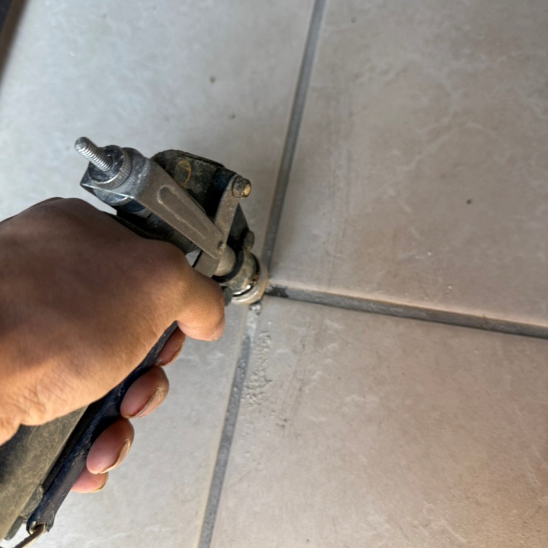 地面に防蟻剤を注入