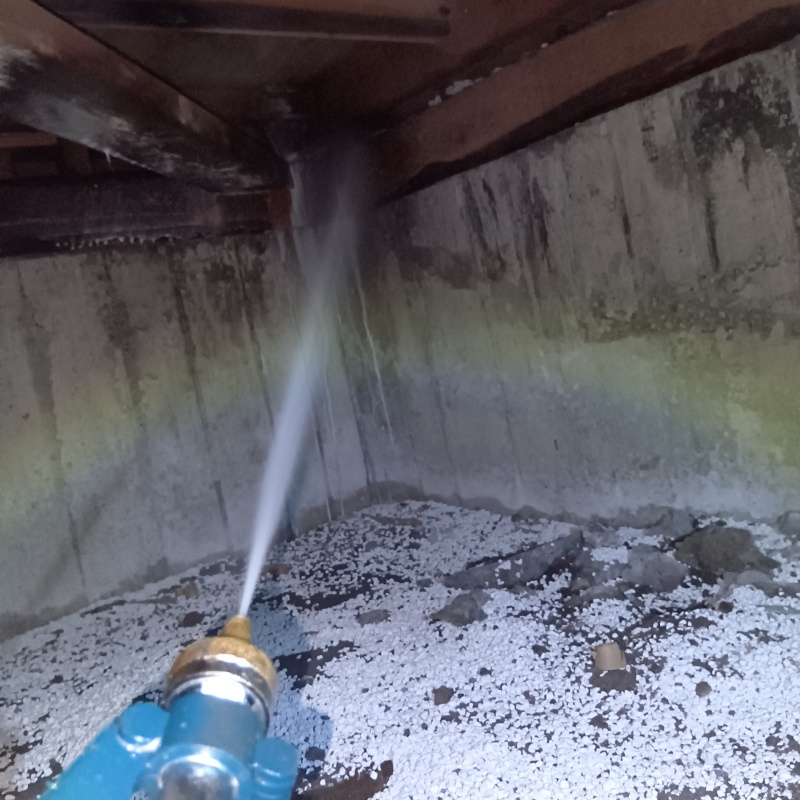 床下の木材にシロアリ駆除剤を散布