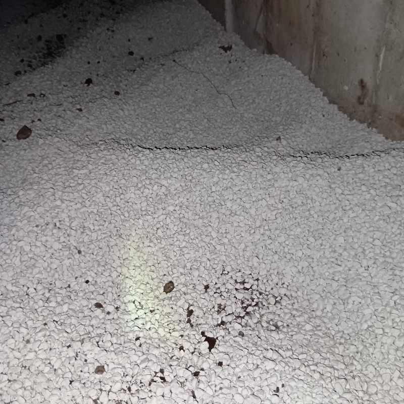 床下に調湿剤を敷き詰めた様子