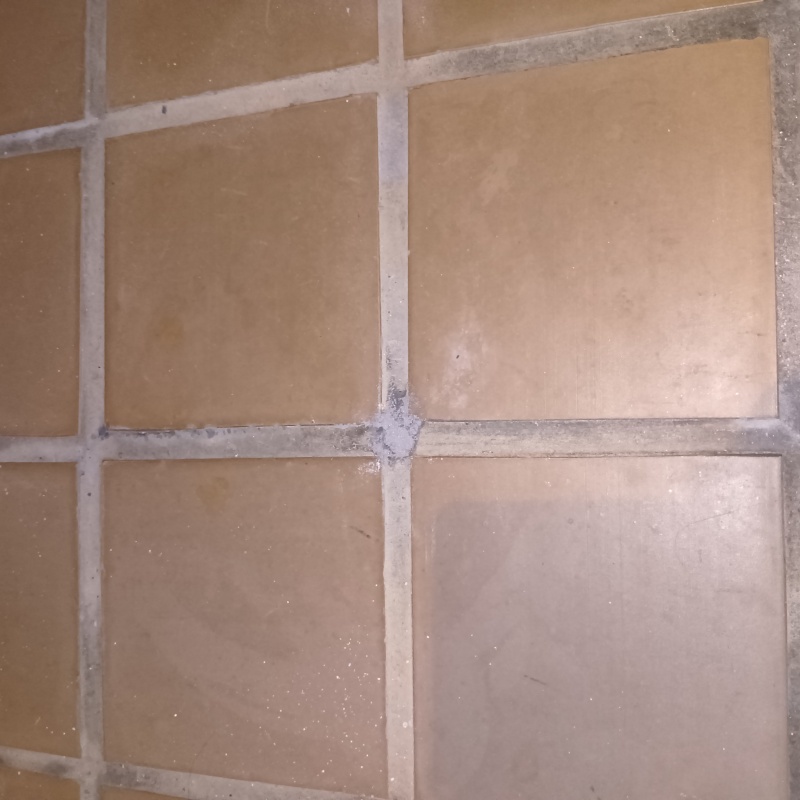 開けた穴を修復した様子