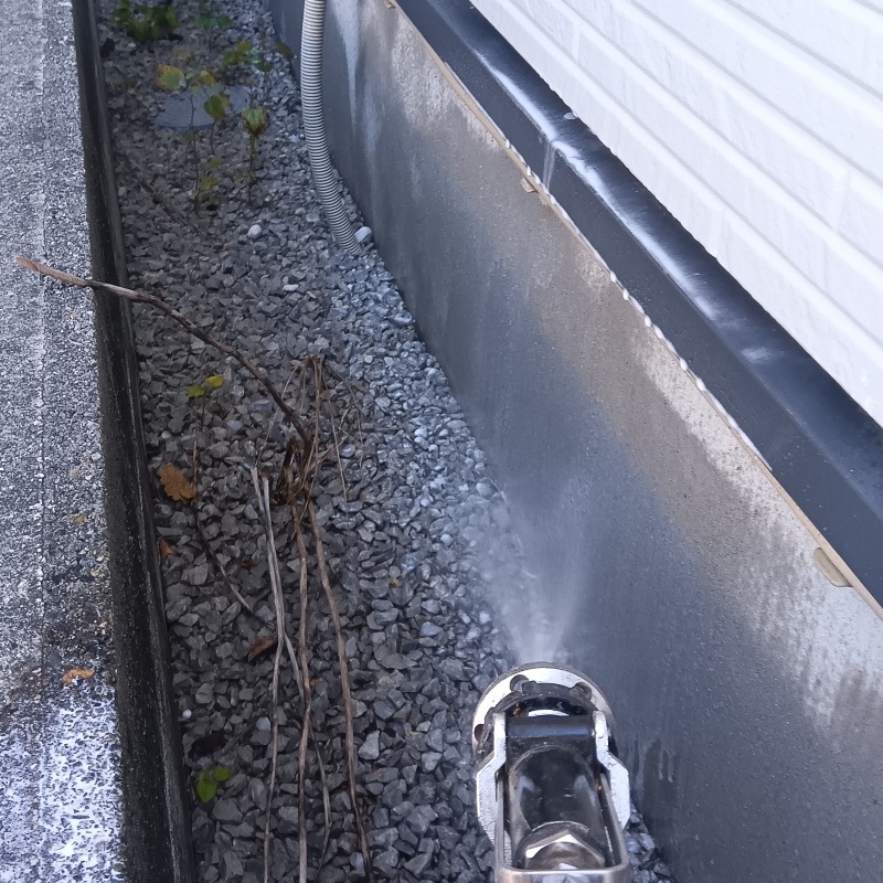 屋外の地面に防蟻剤を散布