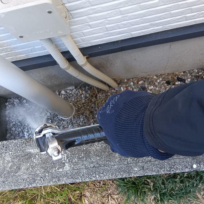 建物の外周に防蟻剤を散布