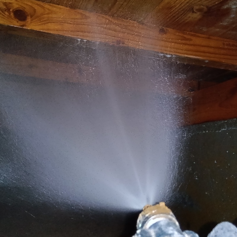 床下の木材に防蟻剤を散布