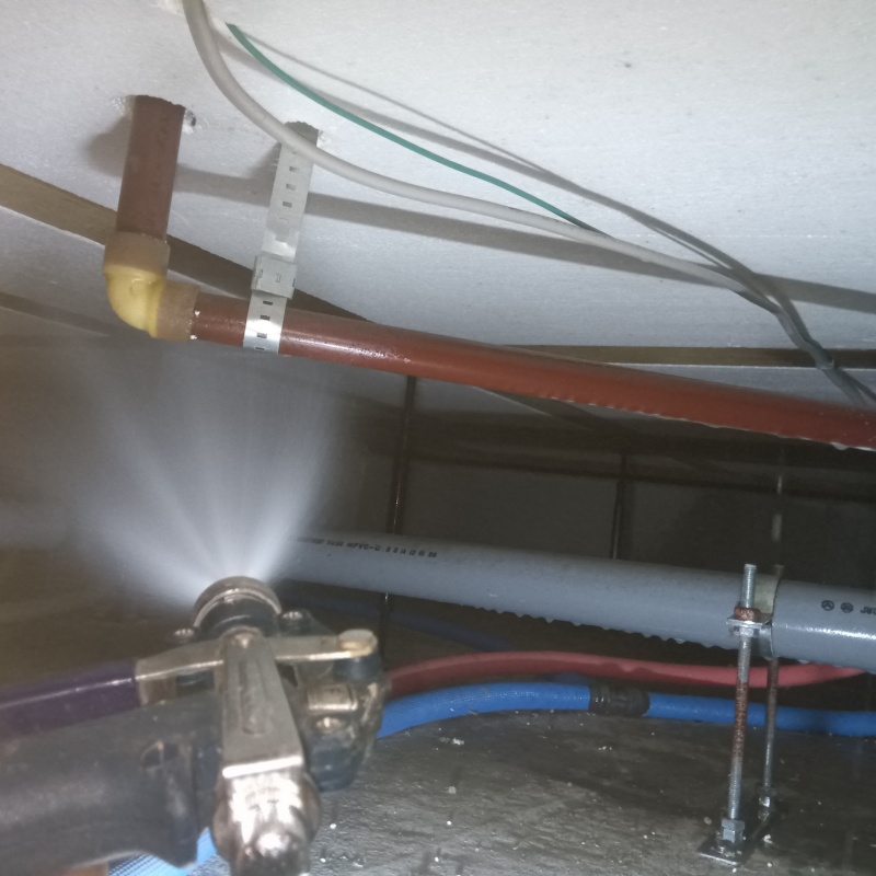 配管まわりに防蟻剤を散布