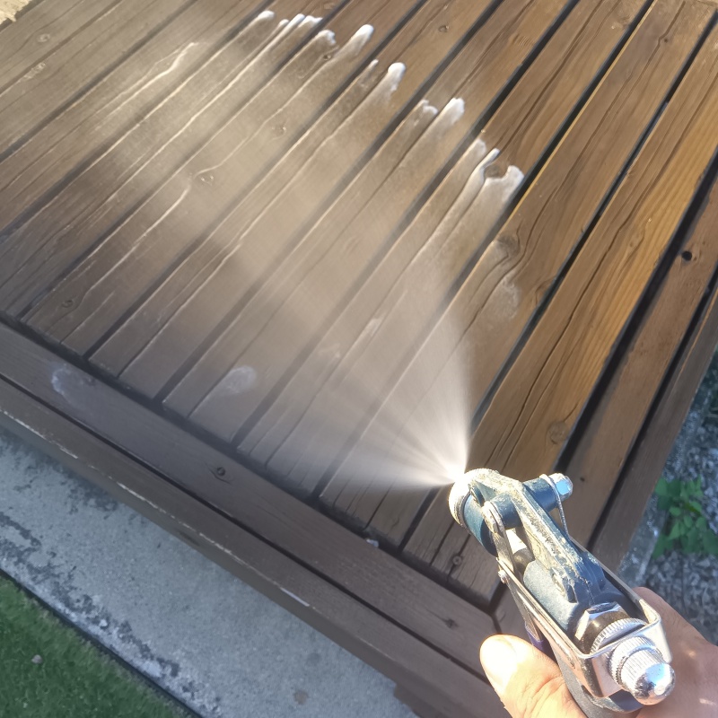 ウッドデッキに防蟻剤を散布