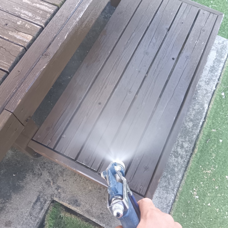 ウッドデッキに防蟻剤を散布