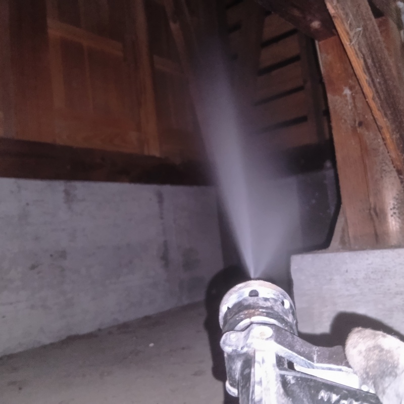 床下の木材にシロアリ駆除剤を散布