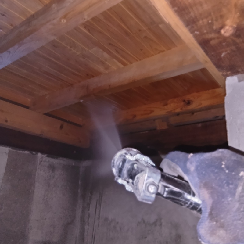 床下の木材にシロアリ駆除剤を散布