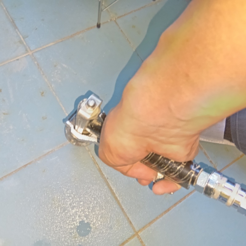 浴室の床にシロアリ駆除剤を注入