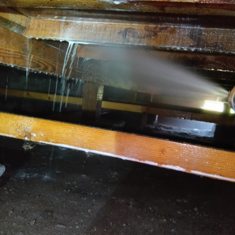 床下木材にシロアリ駆除剤を散布