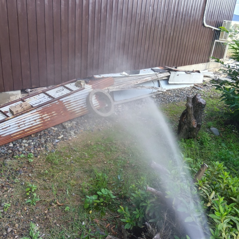 建物外周の土壌にシロアリ駆除剤を散布