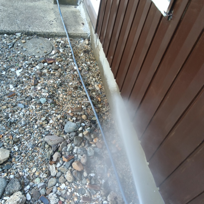 建物外周の土壌にシロアリ駆除剤を散布