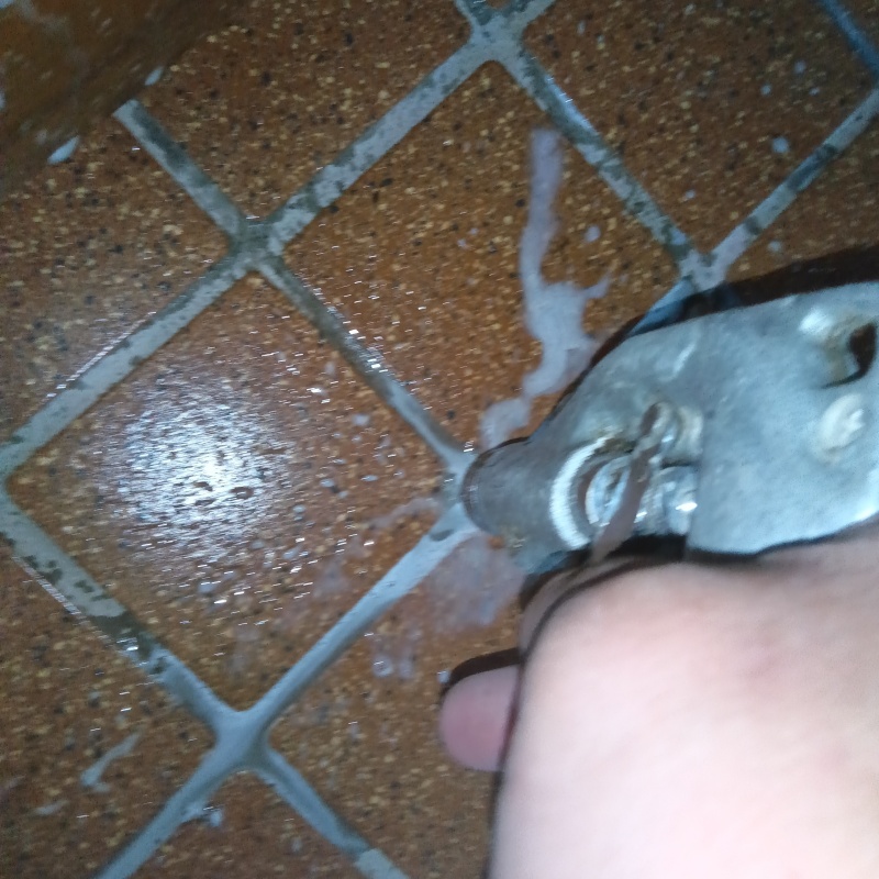 玄関床の目地に穴を開けてシロアリ駆除剤を注入