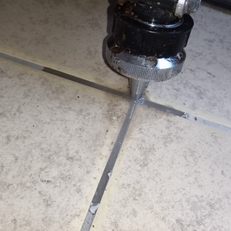 玄関床の目地に穴を開けて防蟻剤を注入