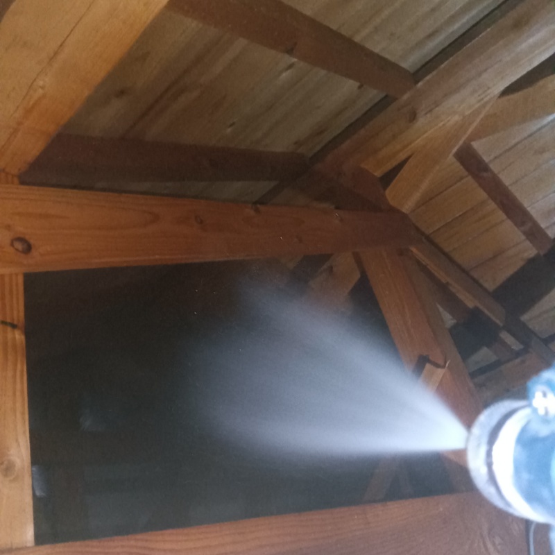 屋根裏の木材にシロアリ駆除剤を散布