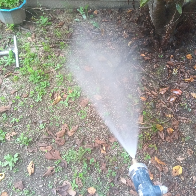 建物外周の土壌にシロアリ駆除剤を散布