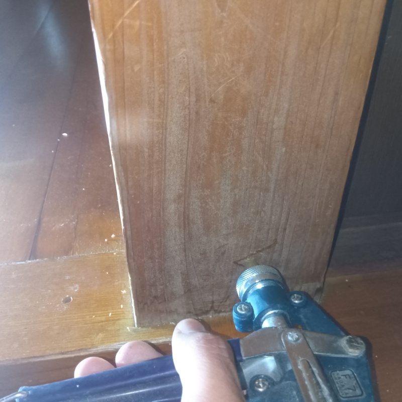 木製の柱に穴を開けてシロアリ駆除剤を注入