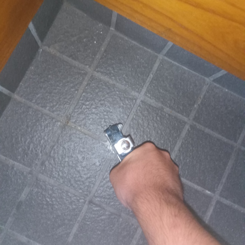 玄関床のタイルの目地からシロアリ駆除剤を注入