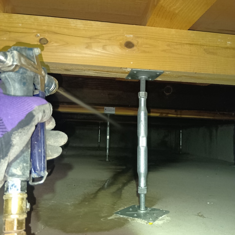 地面にシロアリ駆除剤を散布