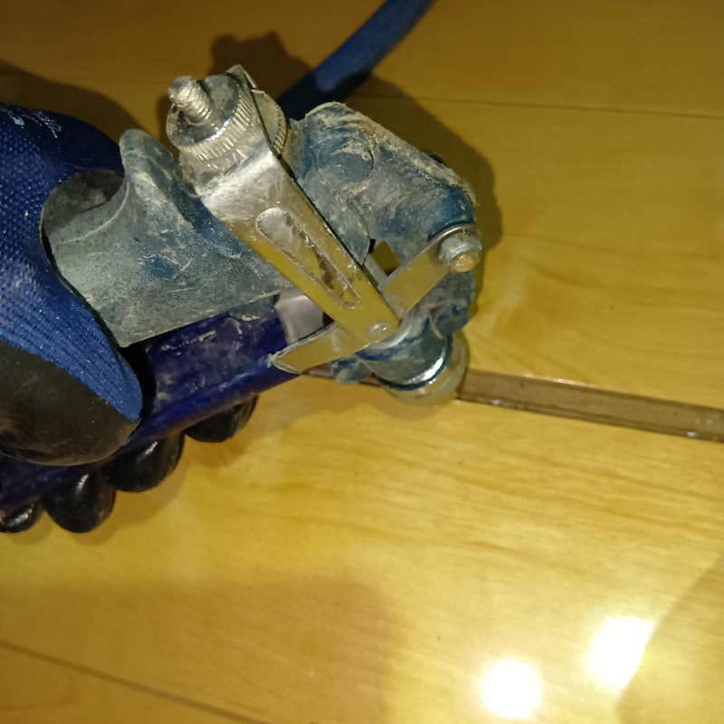 室内の床にシロアリ駆除剤を注入する様子