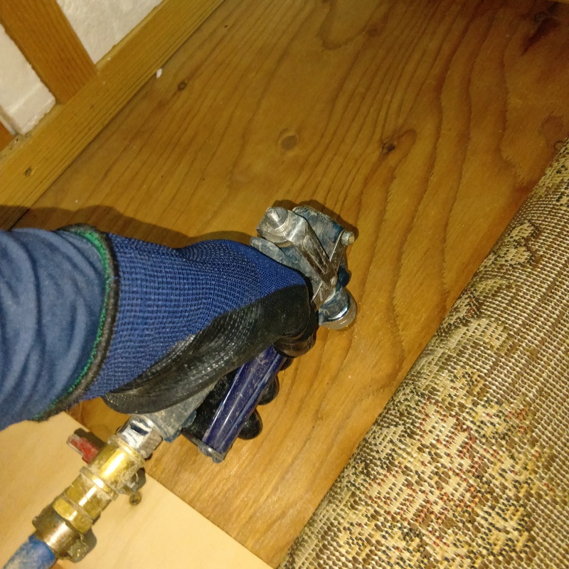 フローリングに穴を開けてシロアリ駆除剤を注入