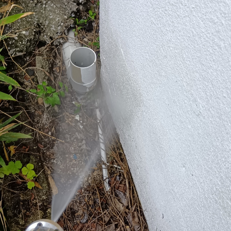 建物外周の土壌にシロアリ駆除剤を散布