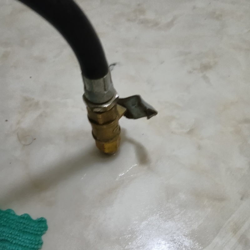 室内の床にシロアリ駆除剤を注入する様子