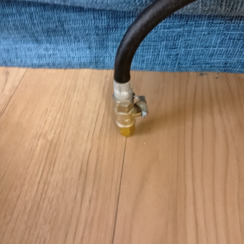 木製のフローリングに穴を開けてシロアリ駆除剤を注入