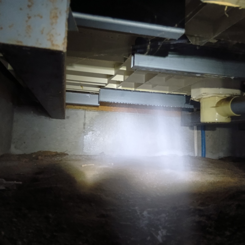 地面・基礎にシロアリ駆除剤を散布