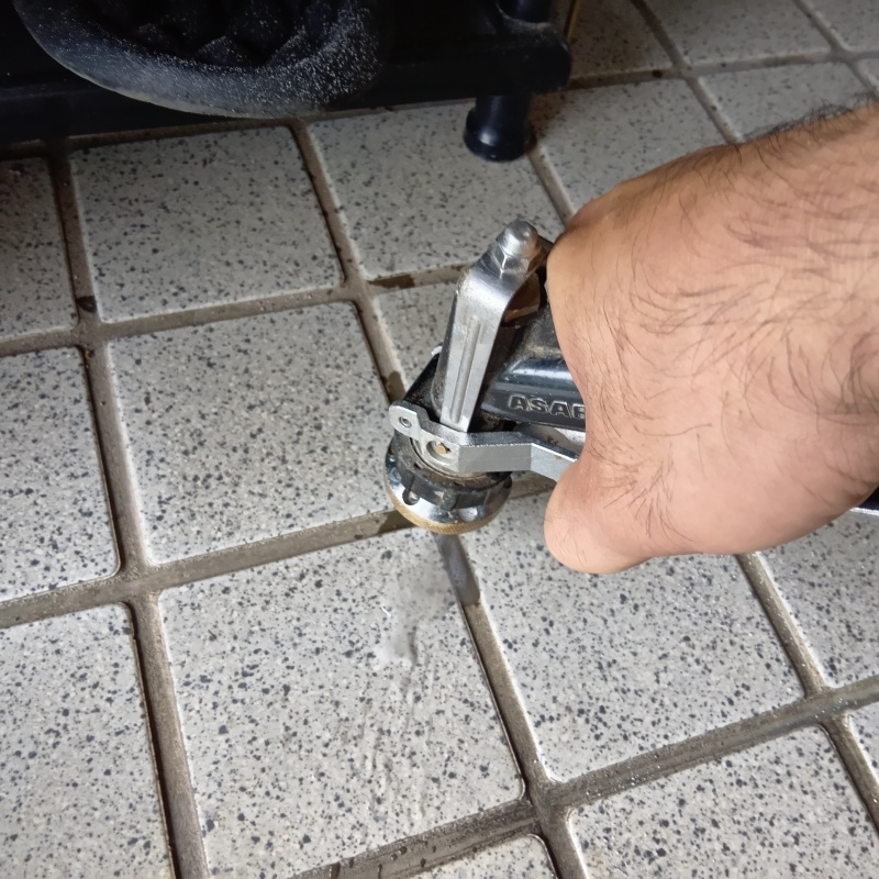 玄関床のタイルの目地からシロアリ駆除剤を注入