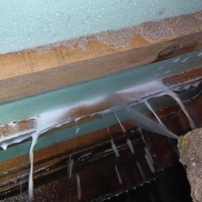 床下断熱材にシロアリ駆除剤を吹き付ける様子