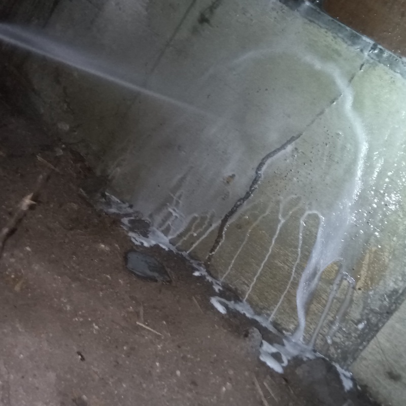 基礎にシロアリ駆除剤を散布