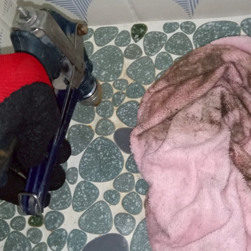 浴室床の目地からシロアリ駆除剤を注入