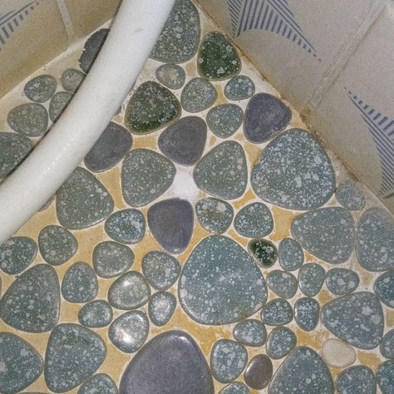 開けた穴をパテで補修