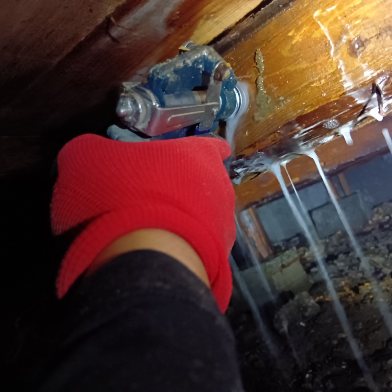 床下の木材に穴を開けてシロアリ駆除剤を注入