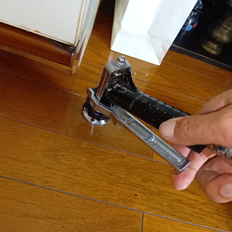 フローリングに穴を開けてシロアリ駆除剤を注入