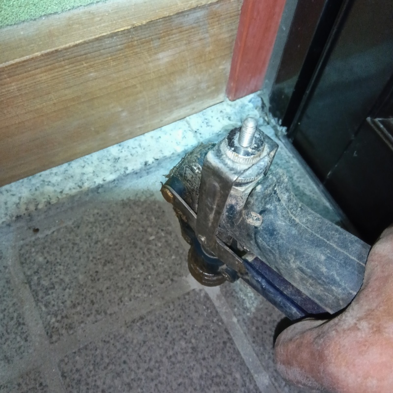 玄関床の目地からシロアリ駆除剤を注入