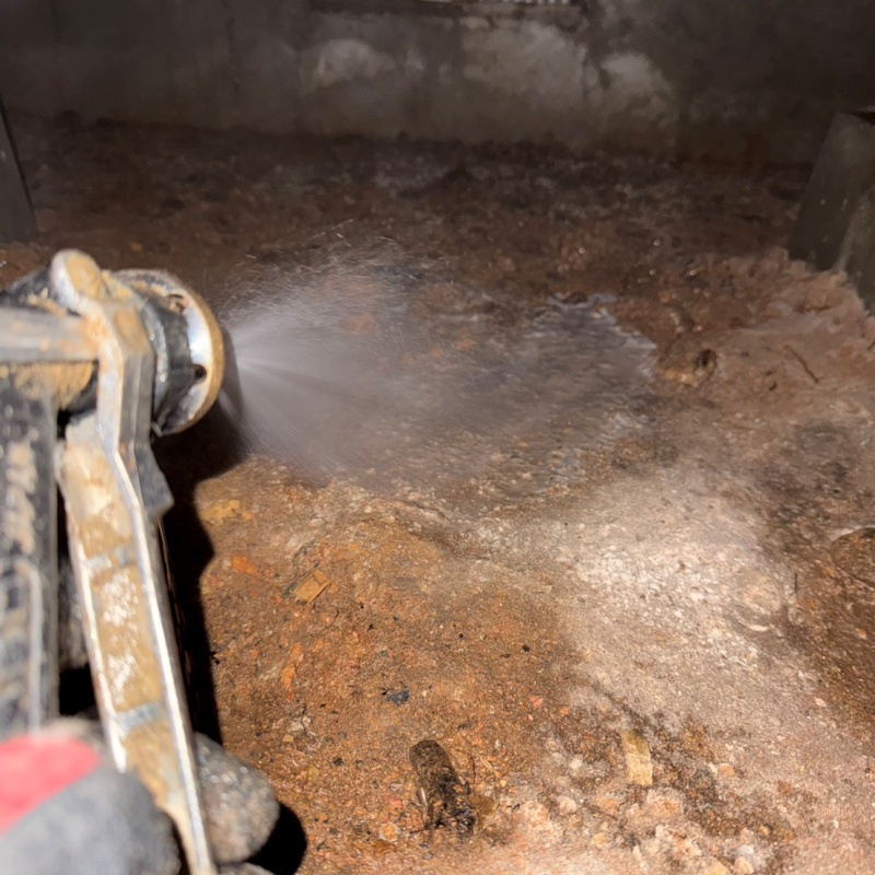 基礎にシロアリ駆除剤を散布