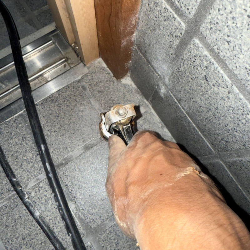 玄関床の目地からシロアリ駆除剤を注入