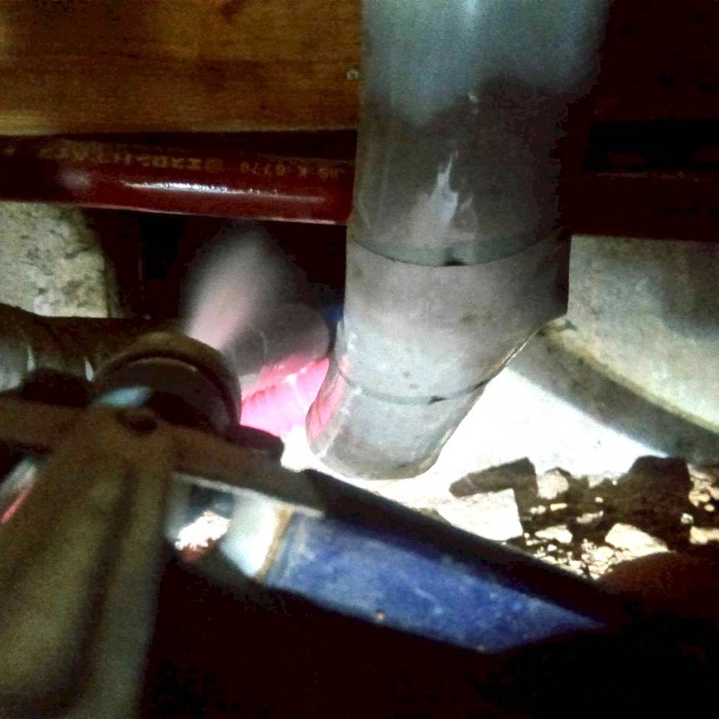 基礎に防蟻剤を吹き付ける様子