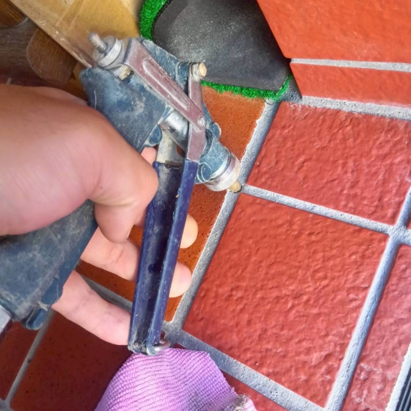 玄関床の目地から防蟻剤を注入