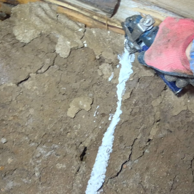 基礎にシロアリ駆除剤を散布