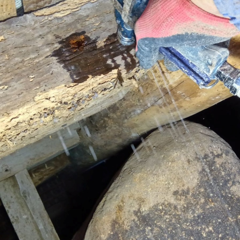 傷んだ木材に穴を開けてシロアリ駆除剤を注入