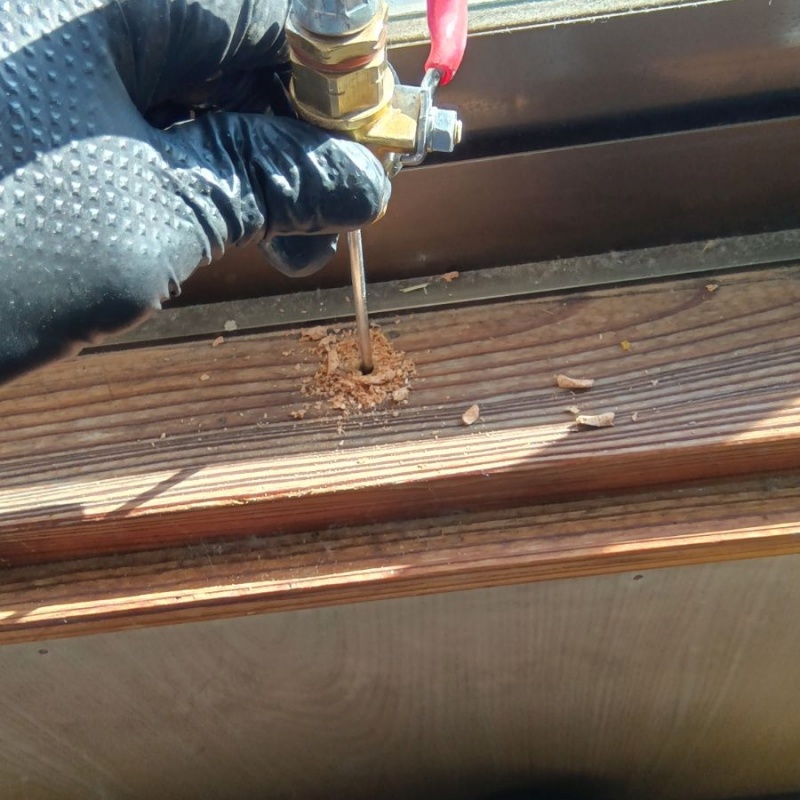 壁材に穴を開けてシロアリ駆除剤を注入