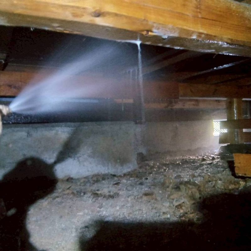 床下木材にシロアリ駆除剤を散布
