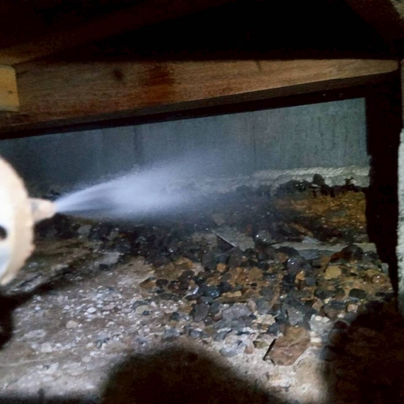 基礎・地面にシロアリ駆除剤を散布