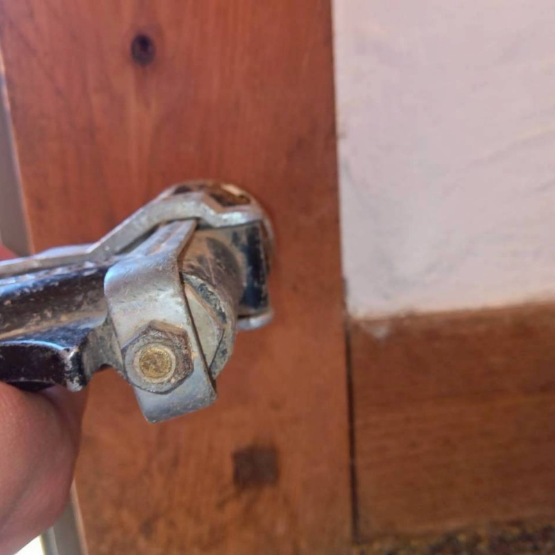 玄関付近の木材に穴を開けてシロアリ駆除剤を注入