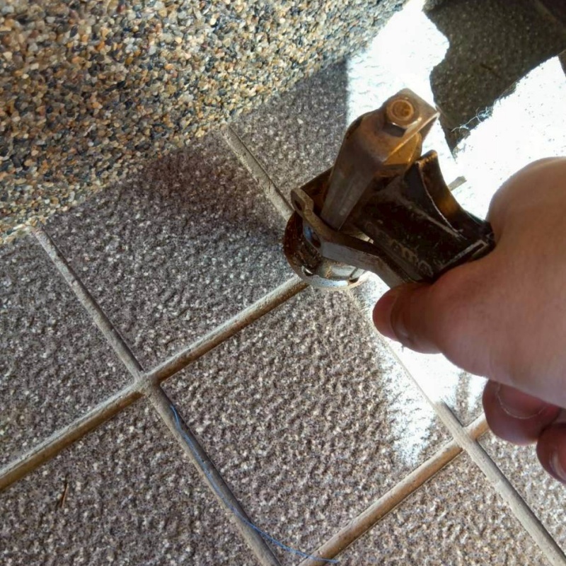 玄関床のタイルの目地からシロアリ駆除剤を注入