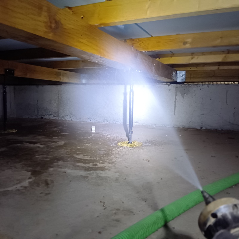 床下木材に防蟻剤を散布